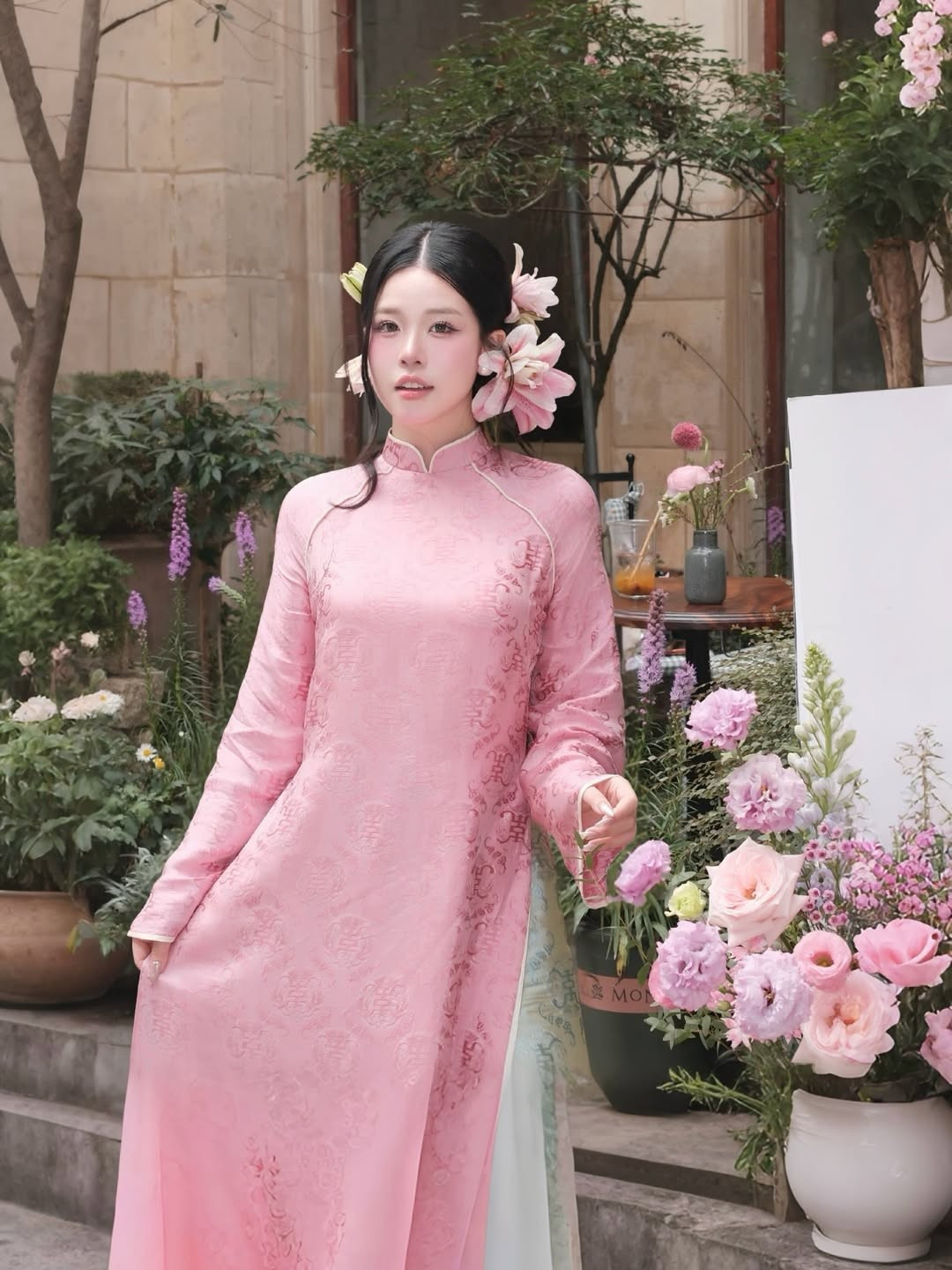 Không còn bó buộc trong những kiểu dáng truyền thống chiết eo sát cơ thể, giới trẻ năm nay ưu tiên sự thoải mái, chất liệu độc đáo và những điểm nhấn phá cách đầy nghệ thuật trong các thiết kế áo dài. (Ảnh: IG @quynhriviu_)