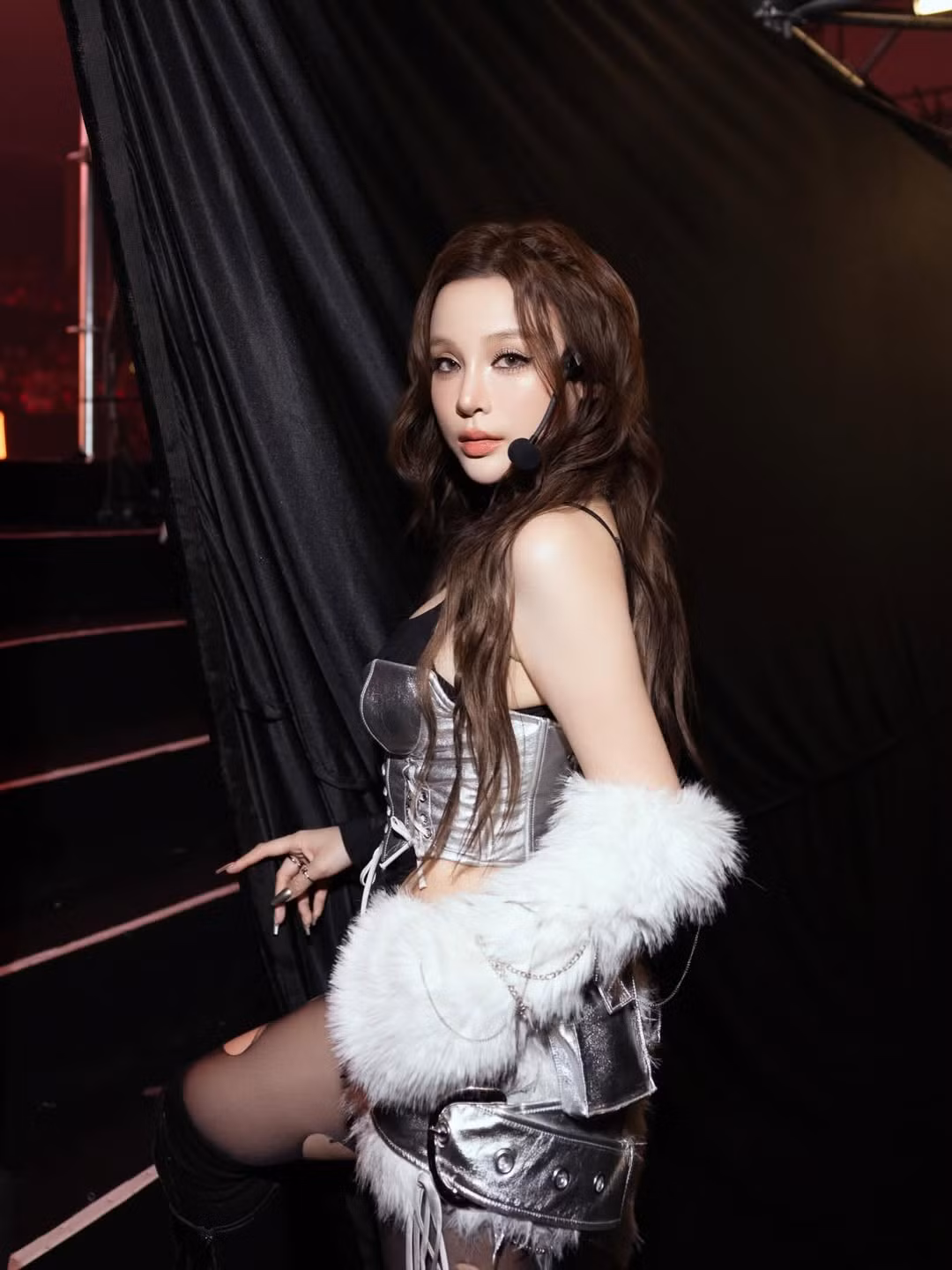 Việc cô liên tục biến hóa phong cách - từ quý cô cổ điển đến hiện đại, gợi cảm trên sân khấu "Tân Binh Toàn Năng" - cho thấy sức sáng tạo và sự đầu tư nghiêm túc của cô trong nghệ thuật. (Ảnh: IGNV)