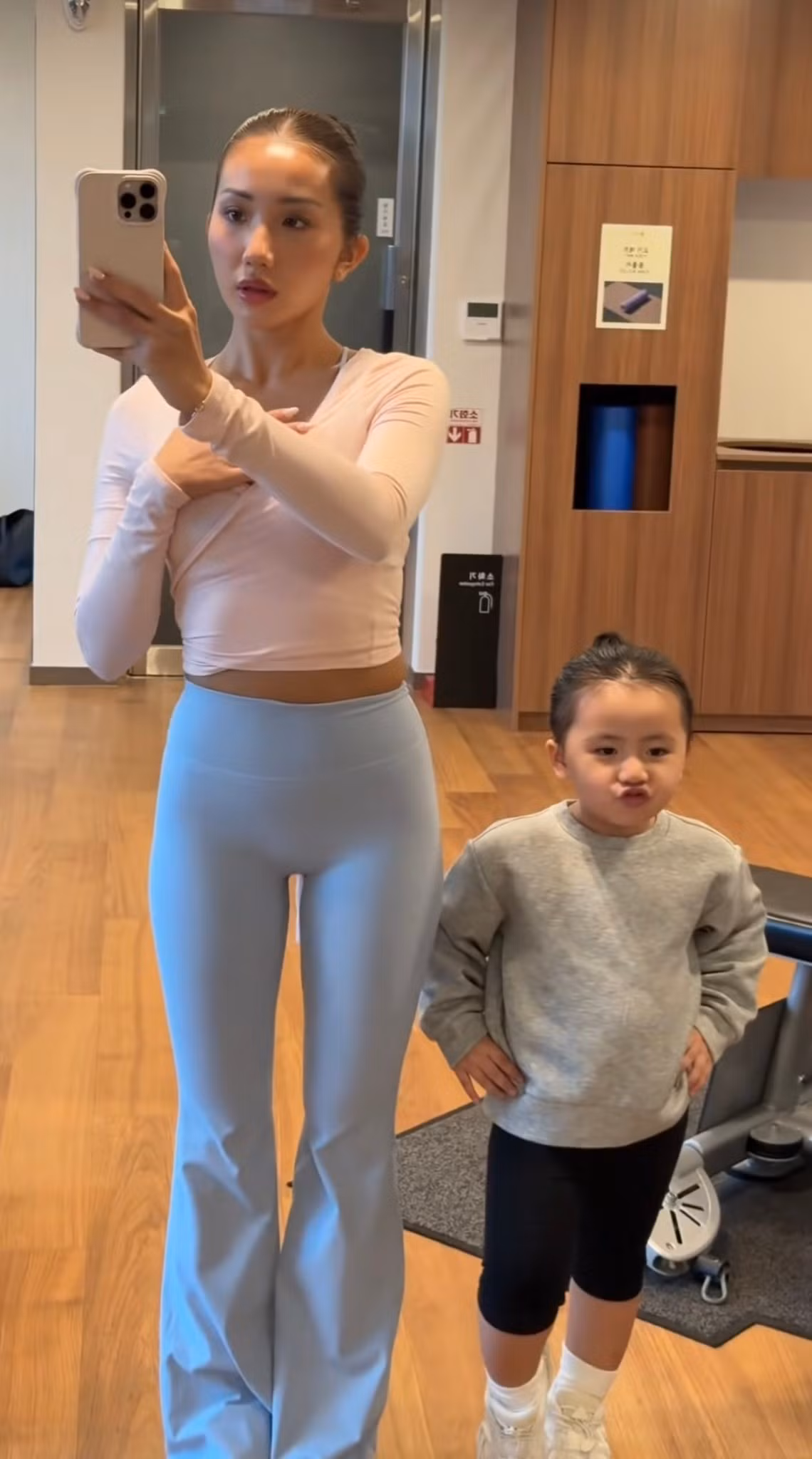 Nhìn những hình ảnh ngọt ngào, đáng yêu này, người hâm mộ đều nhận xét Huyền 2k4 không chỉ là một người mẹ mà còn giống như một "người bạn lớn" của con gái.