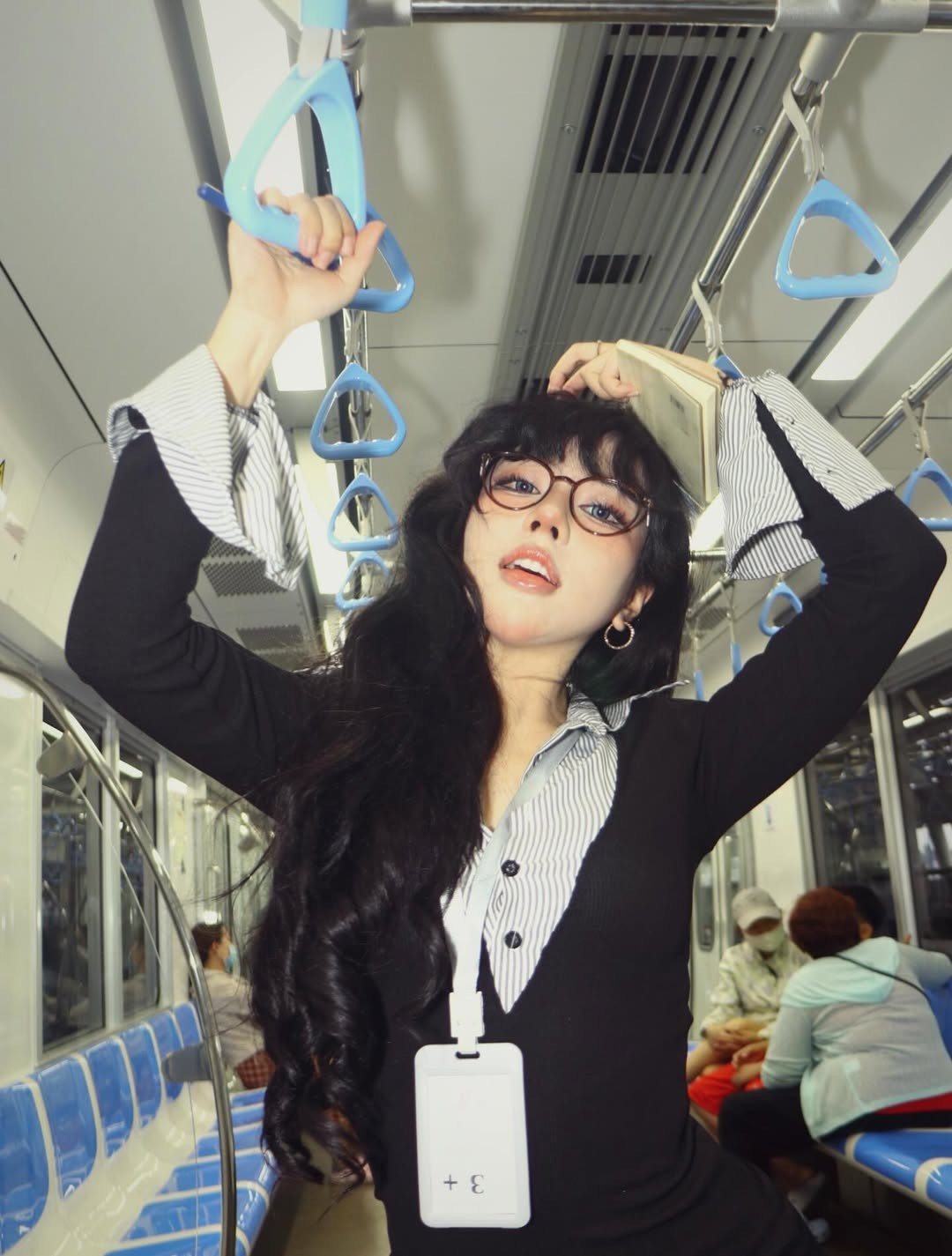 Nhiều người hâm mộ đã để lại bình luận hóm hỉnh rằng: "Nếu thư ký xinh thế này thì sếp chắc chắn phải tăng lương gấp 10" hay "Tàu điện nào có cô thư ký này để tôi đi làm cùng mỗi ngày?". (Ảnh: IGNV)