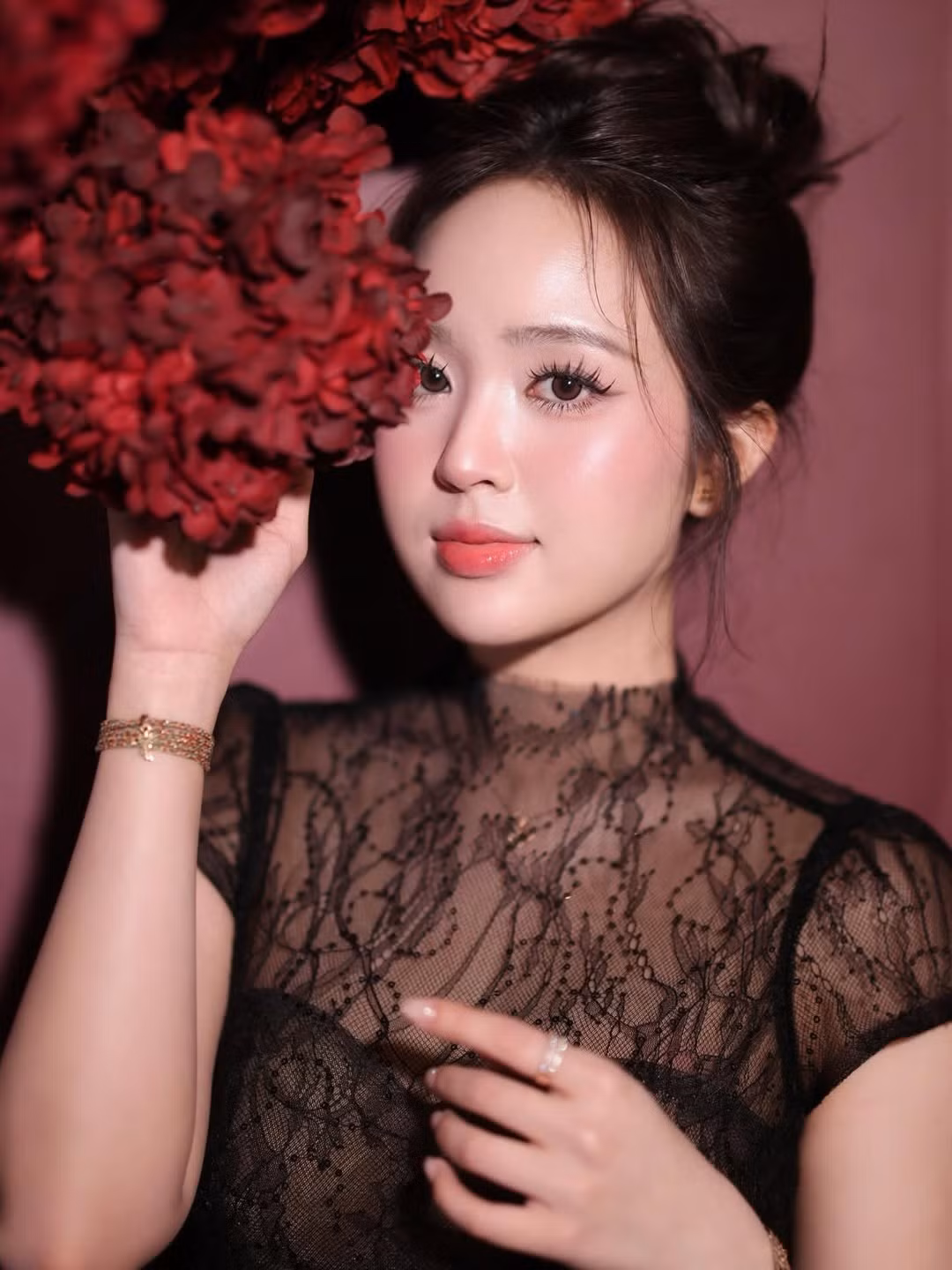 Kiểu tóc búi cao khoe trọn bờ vai thon và phong cách trang điểm trong trẻo với điểm nhấn là đôi môi căng mọng giúp cô nàng nhận về "bão like" chỉ sau vài giờ đăng tải. (Ảnh: IGNV)