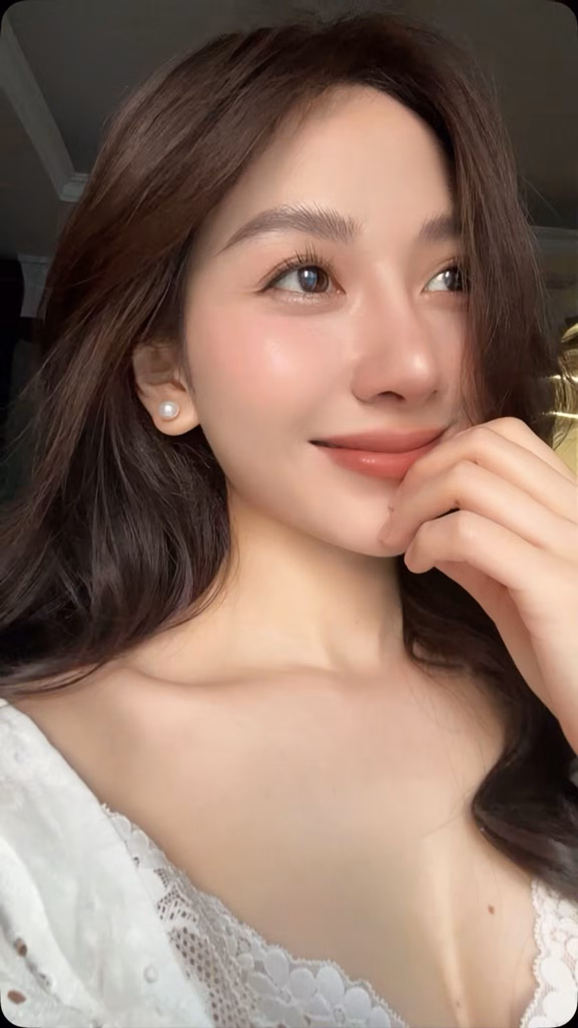 Trong những bức ảnh mới nhất được chia sẻ, Hứa Như Quỳnh khoe nhan sắc rạng rỡ với làn da trắng mịn không tì vết. Cô nàng chọn lựa phong cách makeup tự nhiên, tông nude nhẹ nhàng nhưng vẫn đủ để tôn lên những đường nét thanh tú trên gương mặt. (Ảnh: FBNV)