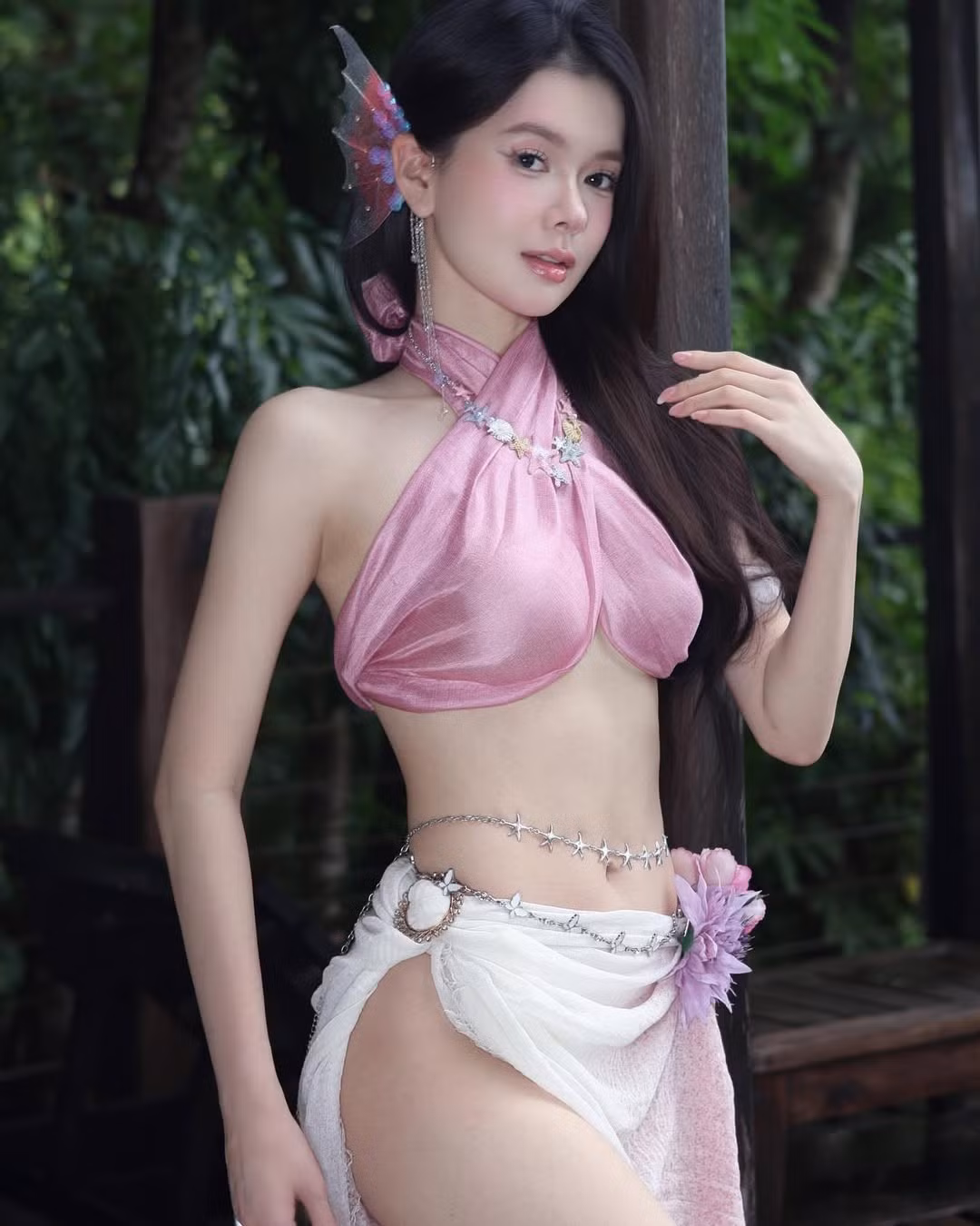 Vốn xuất thân là diễn viên múa, Yên Đan luôn biết cách thu hút ánh nhìn với từng dáng pose ấn tượng.