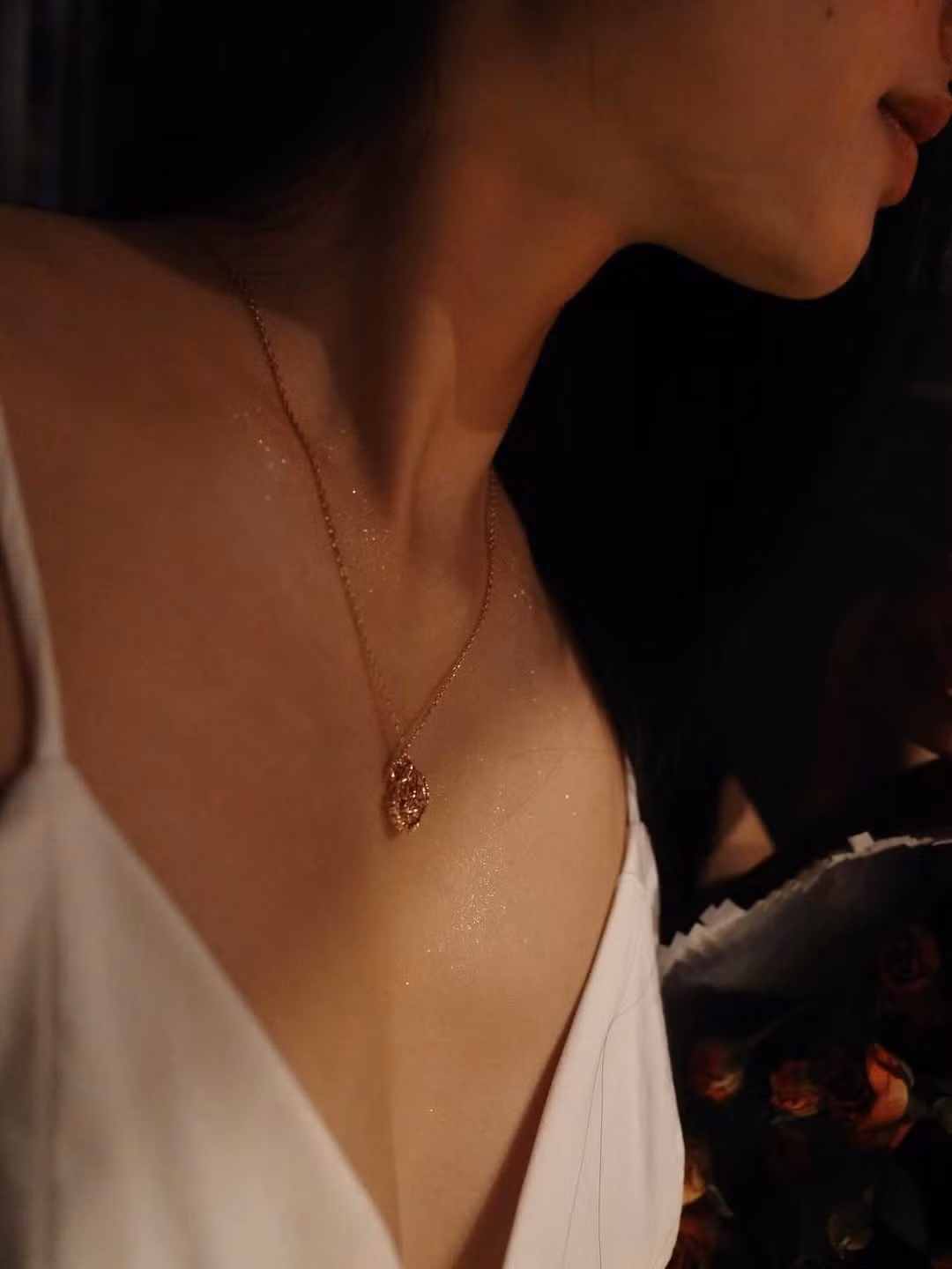 Mỹ nhân sinh năm 1999 diện chiếc đầm hai dây màu trắng thanh thoát, khoe trọn bờ vai gợi cảm cùng chiếc dây chuyền tinh xảo được cho là món quà mà cô được bạn trai tặng. Trong khi đó, bạn trai Neyun lịch lãm với áo đen, thể hiện sự quan tâm, ân cần dành cho bạn gái. (Ảnh: IG @quynhanh.ng99)