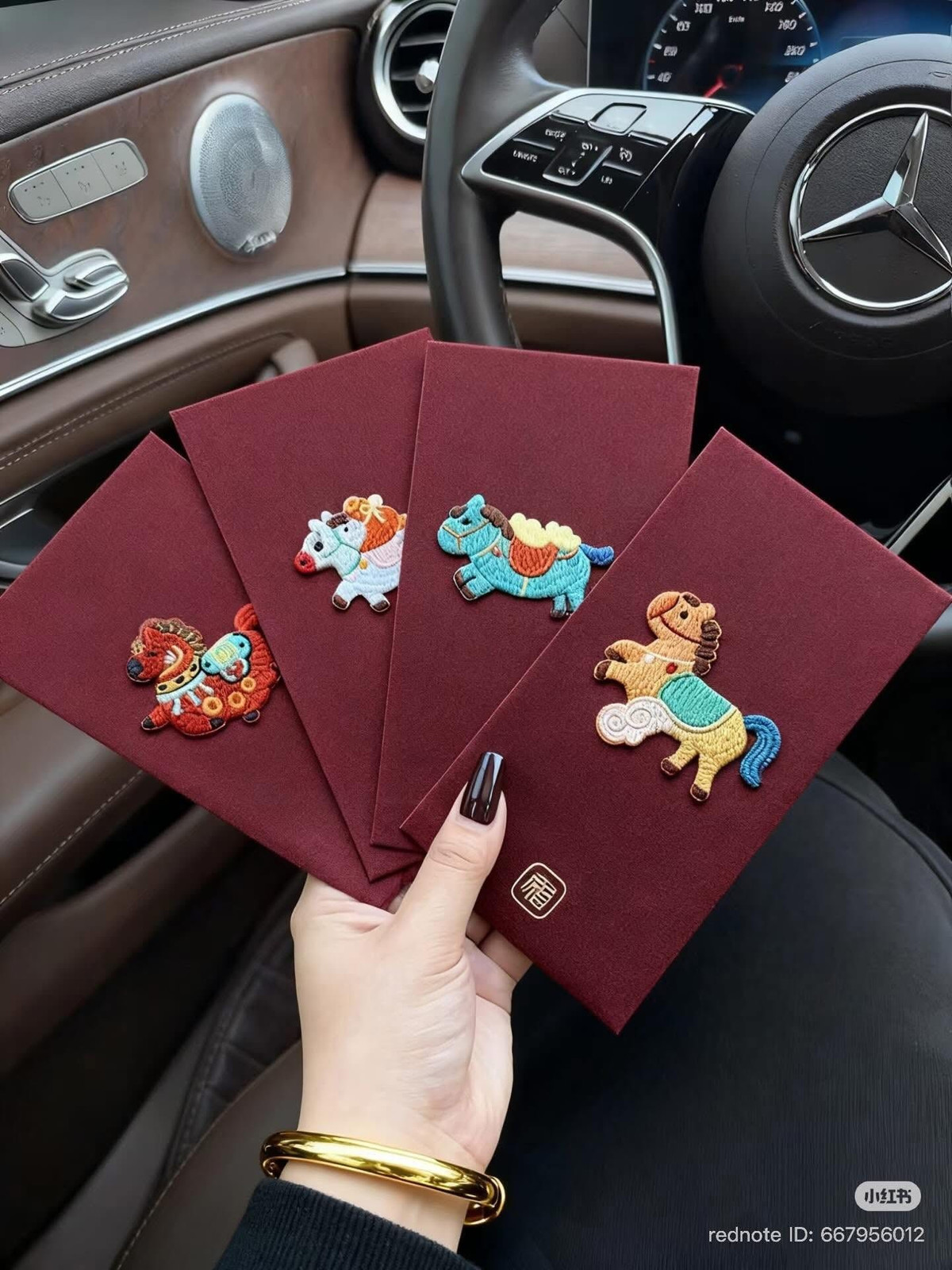 Dẫn đầu xu hướng năm nay chính là các mẫu bao lì xì bằng chất liệu giấy mỹ thuật cao cấp kết hợp với hình tượng ngựa được thêu nổi thủ công.