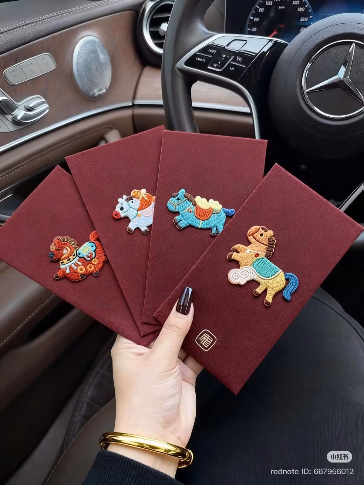 Dẫn đầu xu hướng năm nay chính là các mẫu bao lì xì bằng chất liệu giấy mỹ thuật cao cấp kết hợp với hình tượng ngựa được thêu nổi thủ công.