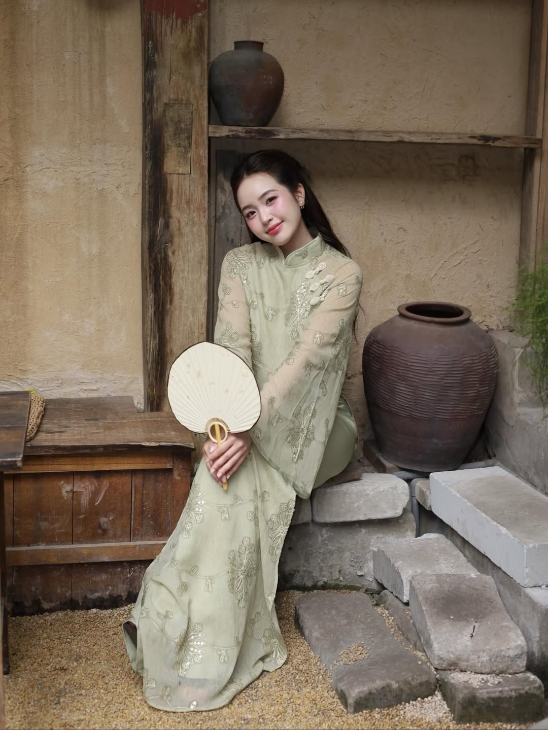 Chất liệu vải voan tơ mỏng nhẹ phối cùng các chi tiết thêu hoa nổi tỉ mỉ giúp tôn lên vóc dáng mảnh mai nhưng vẫn giữ được nét kín đáo, sang trọng. (Ảnh: IGNV)