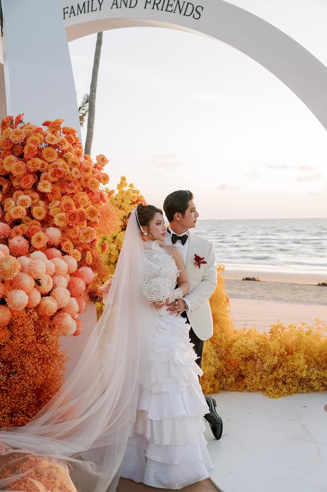 Đám cưới của Minh Thư và Đặng Hoàn Hảo từng gây sốt mạng xã hội khi tổ chức buổi lễ hoành tráng, được cho của hồi môn "nhiều chưa từng thấy ở miền Tây". Trong ngày trọng đại, hình ảnh Minh Thư với áo giáp vàng, kiềng cổ vàng, vòng tay vàng, nhẫn vàng hình hoa mai, trâm cài tóc bằng vàng... từng khiến nhiều người phải xuýt xoa.