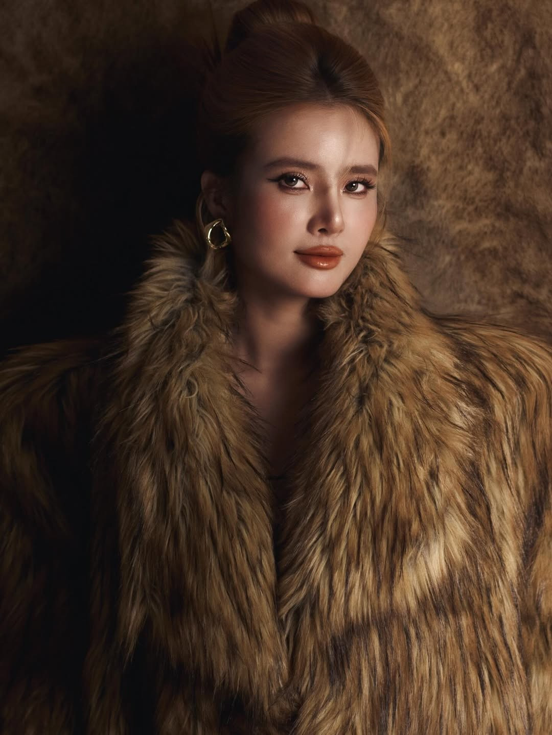 Khánh Chi lựa chọn phụ kiện tối giản, chỉ duy nhất đôi khuyên tai kim loại, càng tăng lên nét quyền lực, ma mị cho bộ ảnh. (Ảnh: IGNV)