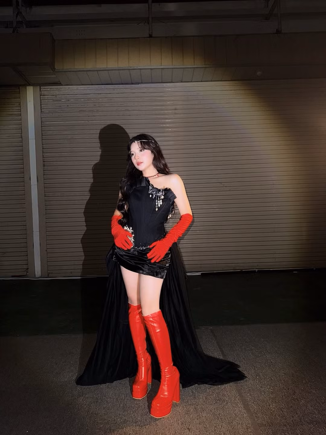 Cô diện chiếc áo corset màu đen với chân váy ngắn có phần tùng xòe ngắn phía trước và tà dài quét đất phía sau. Chi tiết đính kết lấp lánh và ngọc trai nhân tạo trên phần ngực áo tạo điểm nhấn hút mắt, biến Phương Thảo như một "nữ hoàng" bước ra từ game. (Ảnh: IGNV)