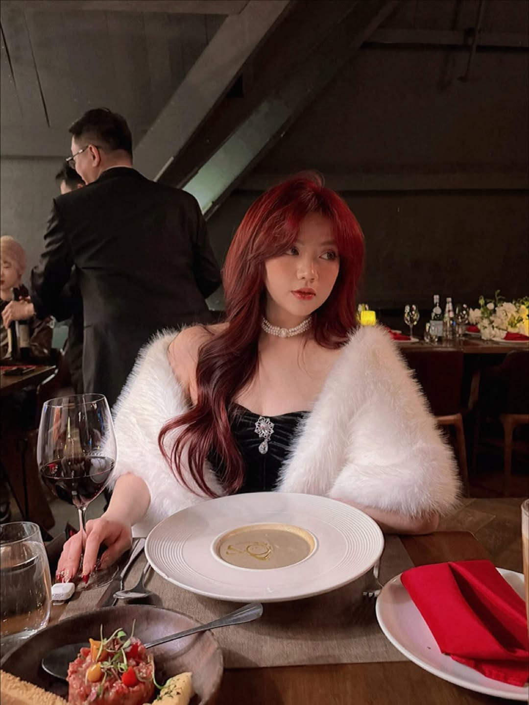 Từ một cô nàng hot girl được biết đến với nét tinh nghịch, Bảo Hân giờ đây mang vẻ đẹp sâu sắc, điềm tĩnh và đầy khí chất. Ánh mắt nhìn xa xăm hay khoảnh khắc thong dong thưởng thức ly cà phê bên hiên nhà cổ đều gợi lên cảm giác về sự tận hưởng và hài lòng sau một năm nỗ lực. (Ảnh: IGNV)