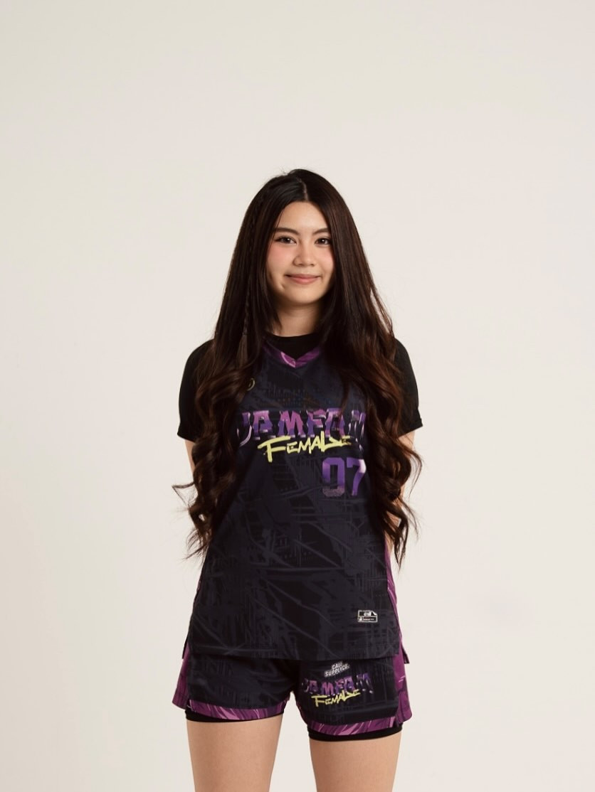 Việc kết hợp áo jersey cùng áo thun đen bên trong không chỉ giúp bộ đồ kín đáo mà còn tăng thêm vẻ thời thượng, bắt trend. (Ảnh: IGNV)