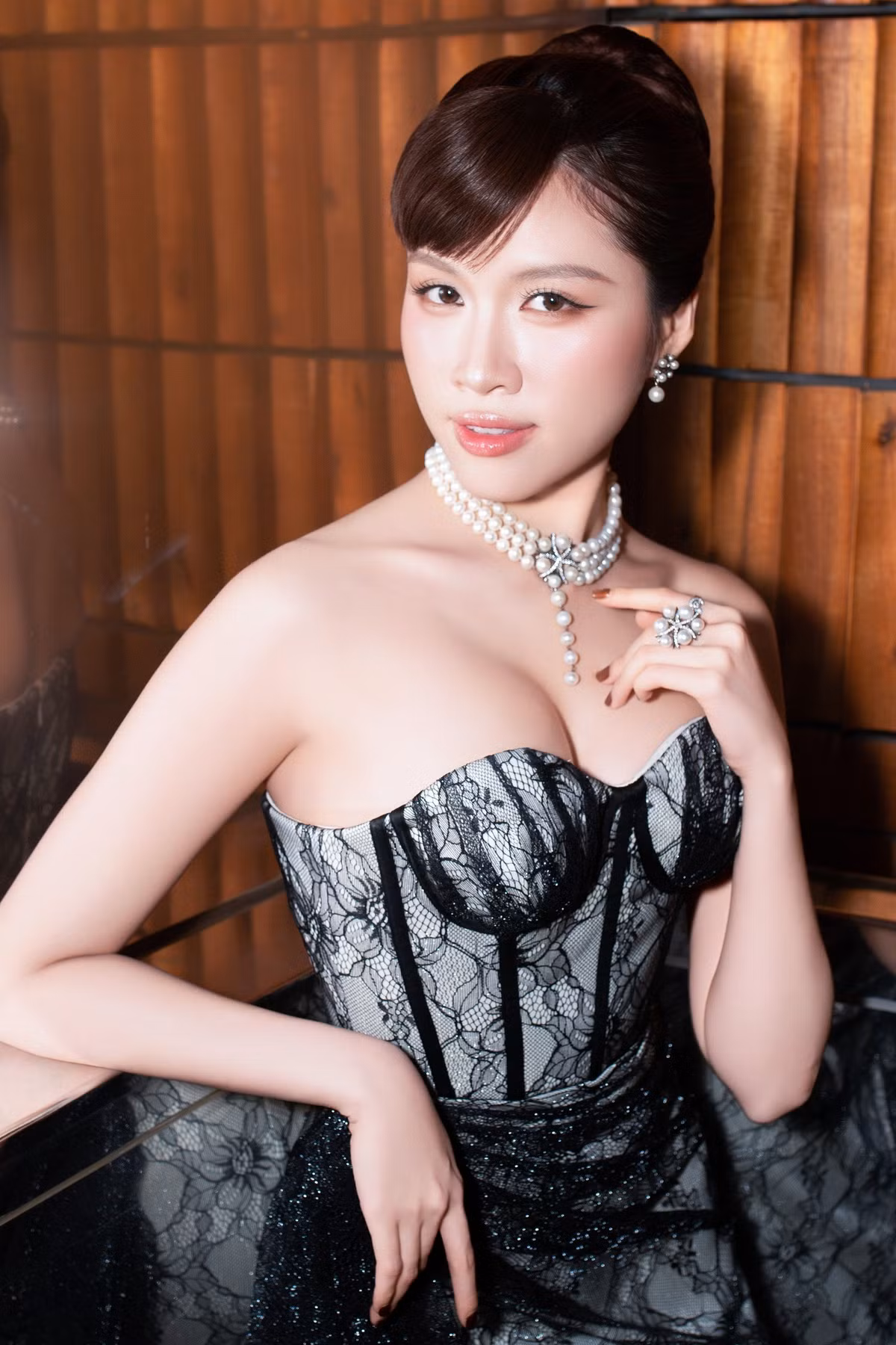 Kể từ sau khi trở thành đại diện Việt Nam tại cuộc thi Miss Charm, tên tuổi Thanh Thanh Huyền càng được công chúng quan tâm hơn. (Ảnh: FBNV)