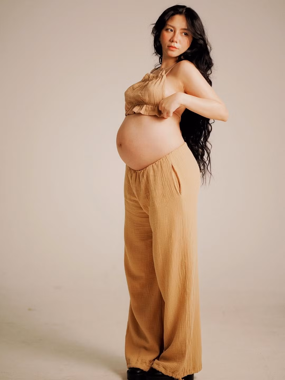 Thông qua bộ ảnh, cô nàng cũng bày tỏ thông điệp muốn truyền tải: "Vẻ đẹp thời trang đối với mình cho đến giờ vẫn là vậy, khuyết điểm của người diện đồ đối với mình không phải nằm ở chỗ mỡ ở đâu, lộ điểm xấu nào mà là thiếu sự tự tin khi mặc đồ".