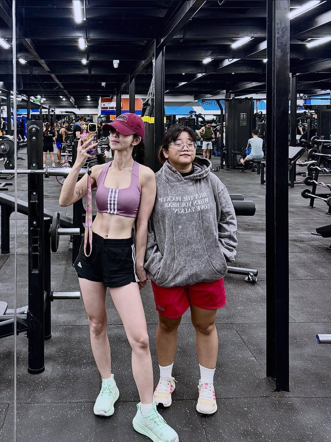 Không chỉ tập trung vào các bài quyền và đối kháng của Taekwondo, Châu Tuyết Vân còn rất chú trọng đến việc tập gym để tăng cường sức bền, sức mạnh và cải thiện vóc dáng. Đây chính là bí quyết giúp cô sở hữu một hình thể vừa dẻo dai, linh hoạt của một võ sĩ, vừa săn chắc, thon gọn như một người mẫu. (Ảnh: IGNV)