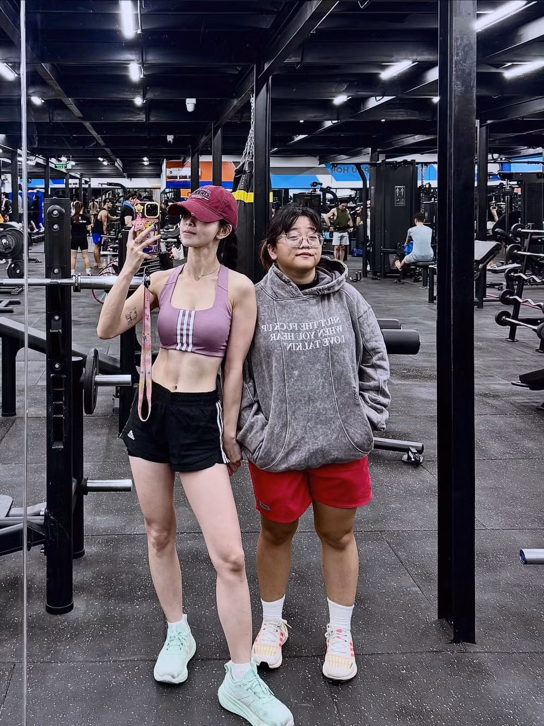 Không chỉ tập trung vào các bài quyền và đối kháng của Taekwondo, Châu Tuyết Vân còn rất chú trọng đến việc tập gym để tăng cường sức bền, sức mạnh và cải thiện vóc dáng. Đây chính là bí quyết giúp cô sở hữu một hình thể vừa dẻo dai, linh hoạt của một võ sĩ, vừa săn chắc, thon gọn như một người mẫu. (Ảnh: IGNV)