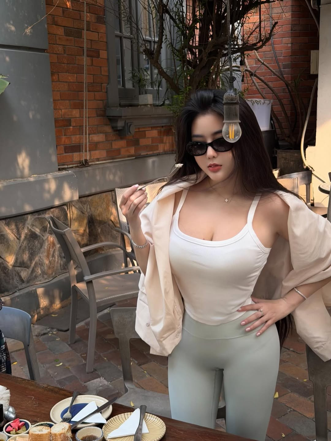 Trong loạt ảnh mới, Võ Ngọc Trân xuất hiện với phong cách năng động, trẻ trung. Cô khéo léo kết hợp chiếc áo tank-top trắng ôm sát, tôn lên vòng một quyến rũ và vòng eo "con kiến" thương hiệu. (Ảnh: IGNV)