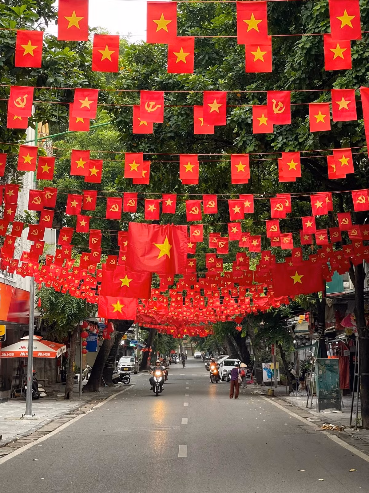 Không khí chào mừng kỷ niệm Quốc khánh 2/9 lan tỏa khắp phố phường Thủ đô Hà Nội. (Ảnh: Hoàng Hiếu)