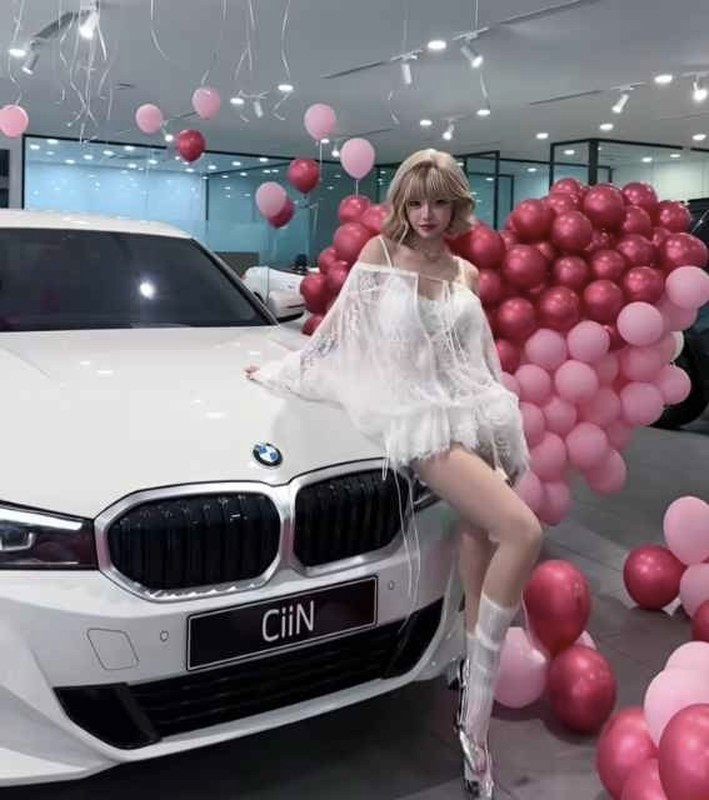 Cô nàng từng được mệnh danh là "Lisa Việt Nam" nhờ kiểu tóc mái bằng, tóc nhuộm màu nổi bật và phong cách ăn mặc cá tính, năng động. (Ảnh: @l.ciin)