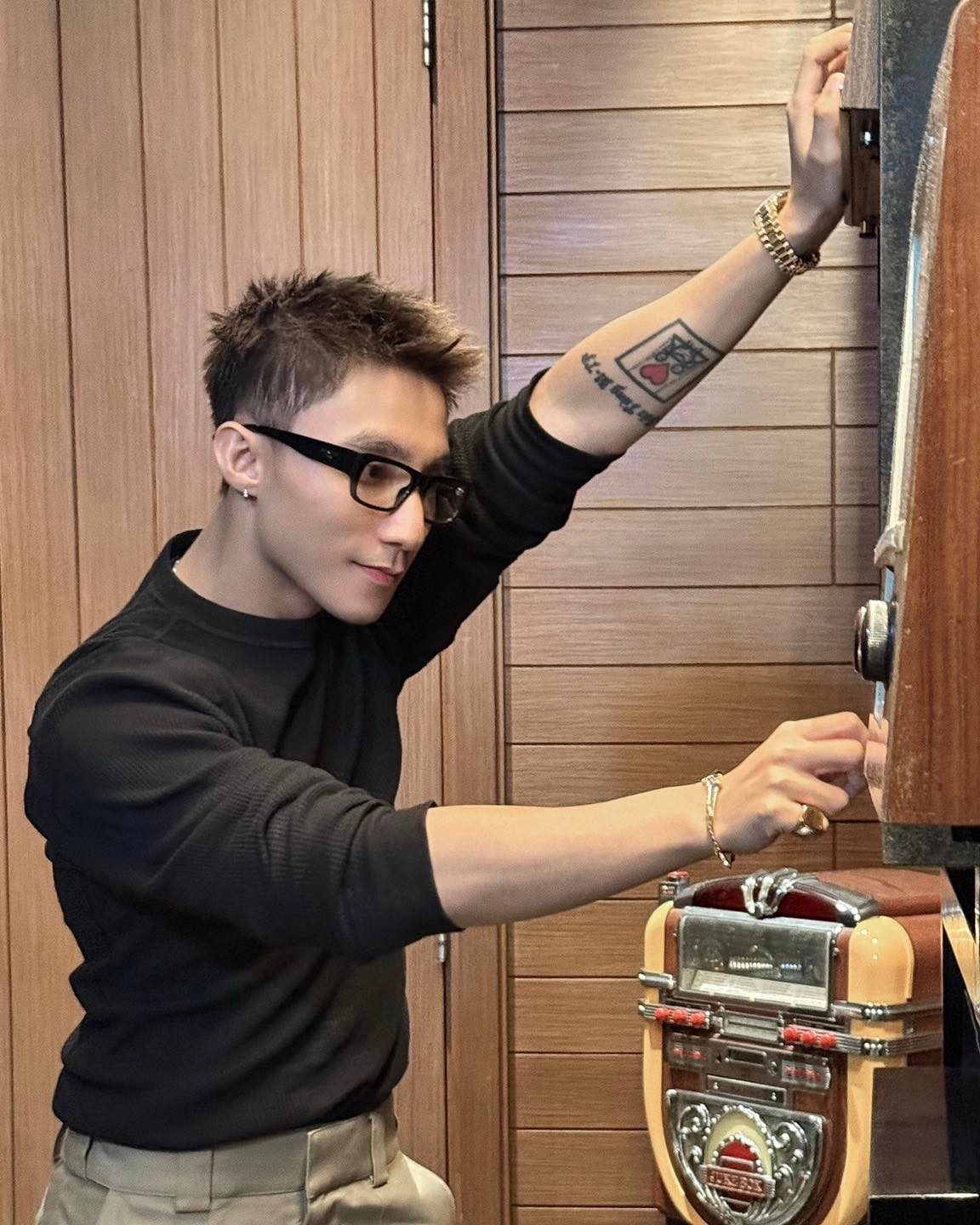 Gần đây, mỗi bộ ảnh Sơn Tùng M-TP chia sẻ đều là những lát cắt đời thường nhẹ nhàng mà thú vị, từ những buổi tập gym, chơi bóng rổ, đến check-in chợ Bến Thành hay ngồi xích lô dạo mát Hồ Tây.