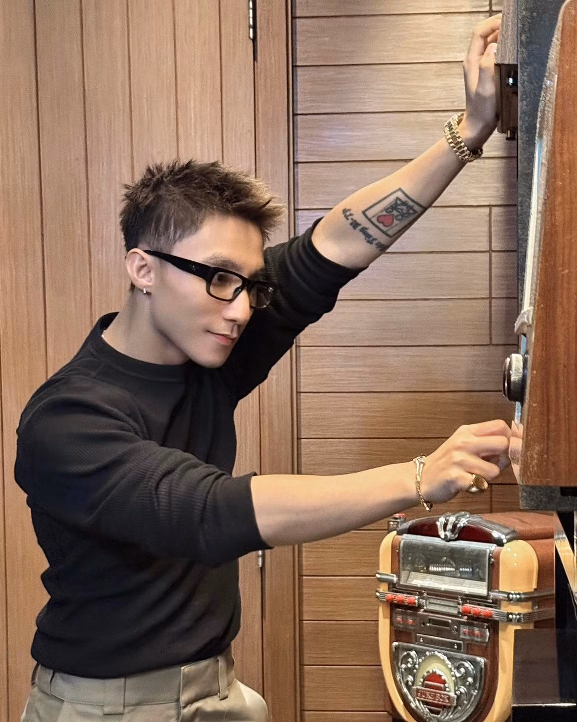 Gần đây, mỗi bộ ảnh Sơn Tùng M-TP chia sẻ đều là những lát cắt đời thường nhẹ nhàng mà thú vị, từ những buổi tập gym, chơi bóng rổ, đến check-in chợ Bến Thành hay ngồi xích lô dạo mát Hồ Tây.