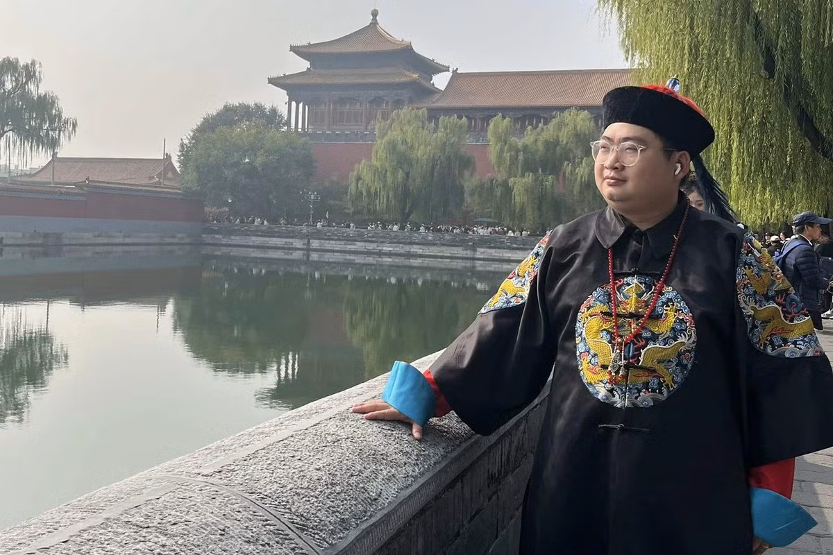 Trong một chuyến du lịch đến Bắc Kinh (Trung Quốc) gần đây, anh Vũ Đức Hiếu (33 tuổi, Hà Nội) đã trở thành tâm điểm chú ý trên mạng xã hội với bức ảnh chụp tại Tử Cấm Thành khi diện trang phục cổ trang.