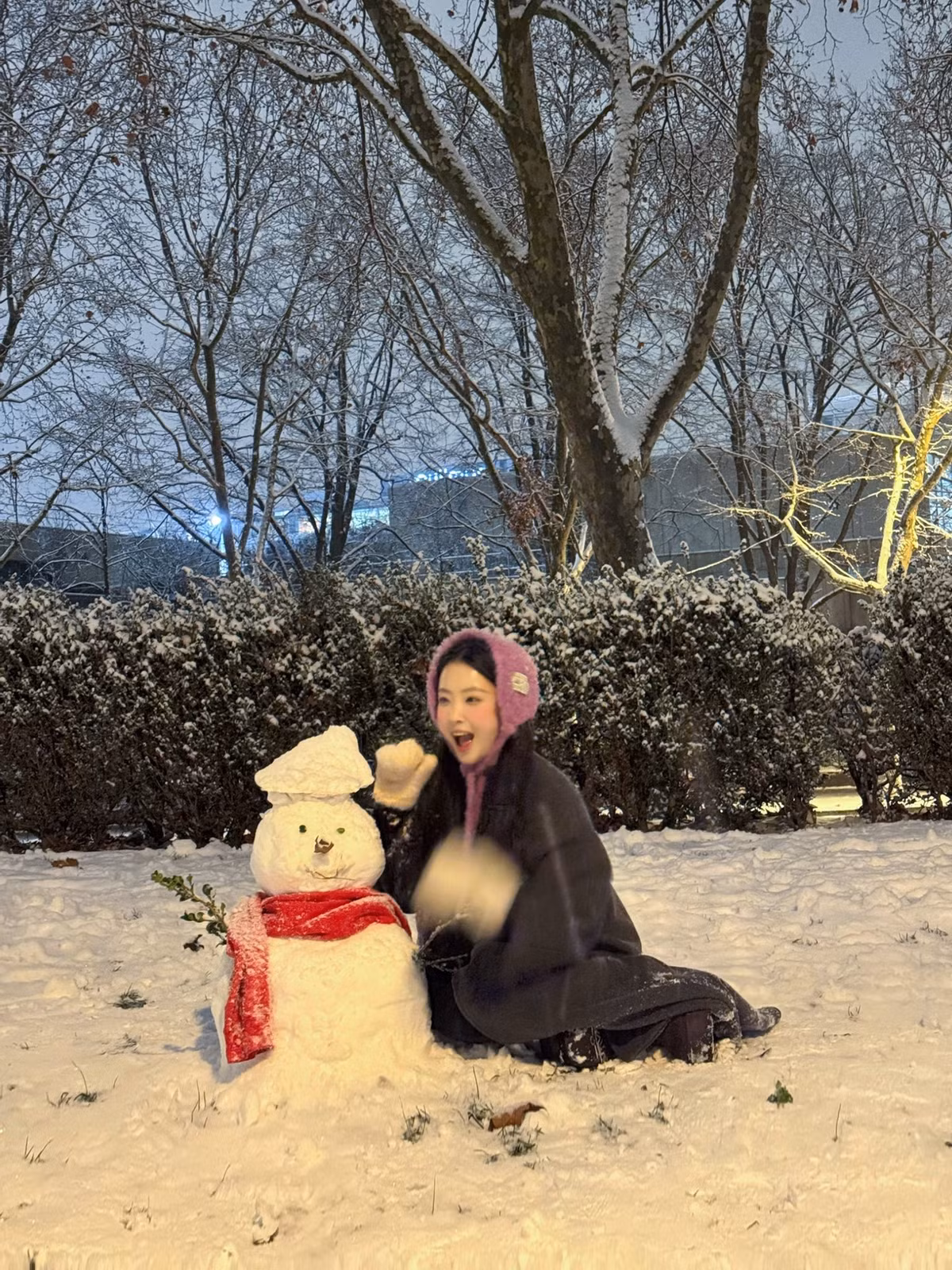 Bên cạnh đó, cô nàng còn hào hứng khoe thành quả "đắp người tuyết" vô cùng dễ thương. Nụ cười rạng rỡ và những biểu cảm tự nhiên của Lưu Dương cho thấy cô đang tận hưởng quãng thời gian du học đầy màu sắc và trải nghiệm thú vị tại châu Âu. (Ảnh: IGNV)