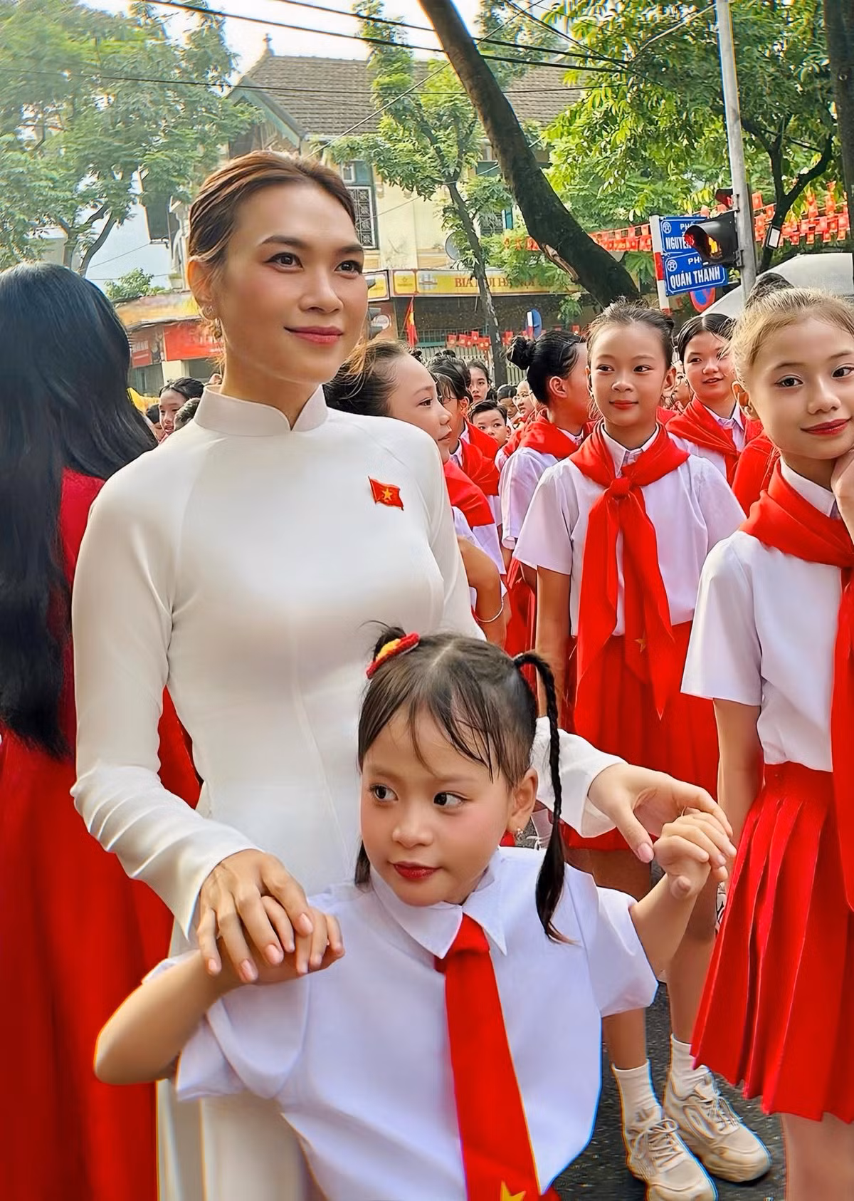 Ngay sau đó, Mỹ Tâm cùng các nghệ sĩ Phương Mỹ Chi, Đức Phúc, Hoàng Bách… hòa giọng trong Giai điệu tự hào, mang đến không khí trang nghiêm và xúc động. (Ảnh: Facebook Mỹ Tâm)