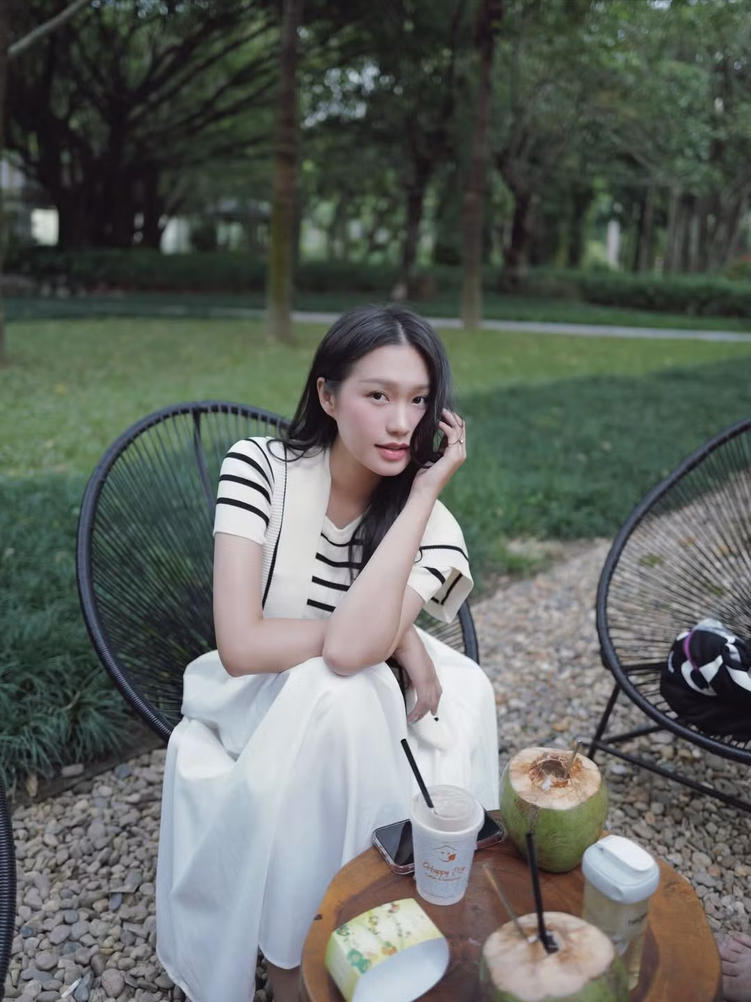 Với mái tóc dài buông xõa tự nhiên, Doãn Hải My chọn lối trang điểm nhẹ nhàng, tập trung vào những đường nét thanh tú của gương mặt. (Ảnh: IGNV)