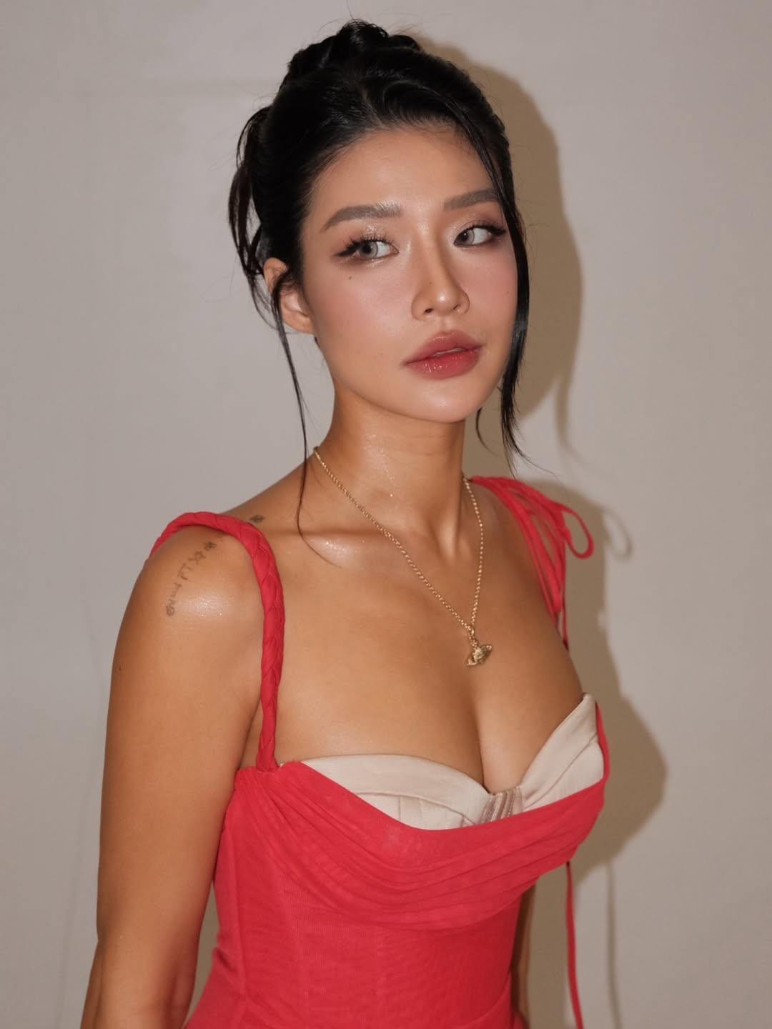 Trong những bức ảnh được chia sẻ, Lai Thanh Huyền xuất hiện đầy cuốn hút trong chiếc đầm dài, ôm sát với chất liệu vải voan xuyên thấu màu đỏ rực. (Ảnh: IGNV)