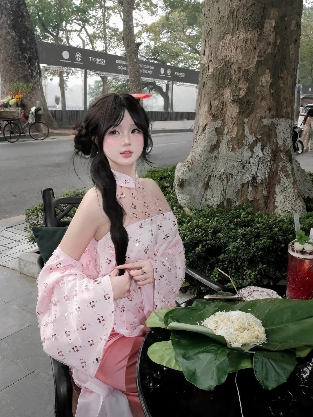 Hạnh Nguyễn, một cái tên quen thuộc trong cộng đồng hot girl và KOL trên Instagram, vừa gây "bão" mạng xã hội khi tung ra bộ ảnh diện áo dài cách tân màu hồng pastel lấp lánh dạo phố Hà Nộ. (Ảnh: IGNV)