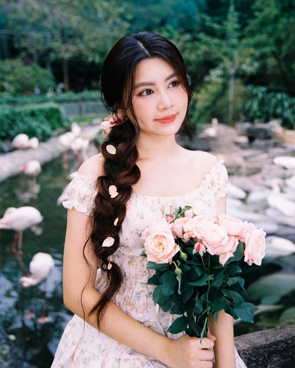 Ở tuổi 17, cô bé đã sở hữu chiều cao 1m70 cùng vóc dáng thon thả, nổi bật. Nếu như chị gái Lọ Lem (Mai Thảo Linh) được nhận xét là dịu dàng, hiền hậu thì Hạt Dẻ lại mang nét cá tính, tinh nghịch và có phần sắc sảo hơn. (Ảnh: FBNV)