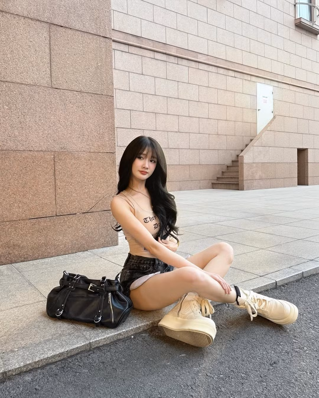 Điểm nhấn không thể bỏ qua là đôi boots đế dày màu sáng. Đây là lựa chọn hoàn hảo để tăng thêm chiều cao và làm nổi bật phong cách thời trang cá tính. (Ảnh: IGNV)