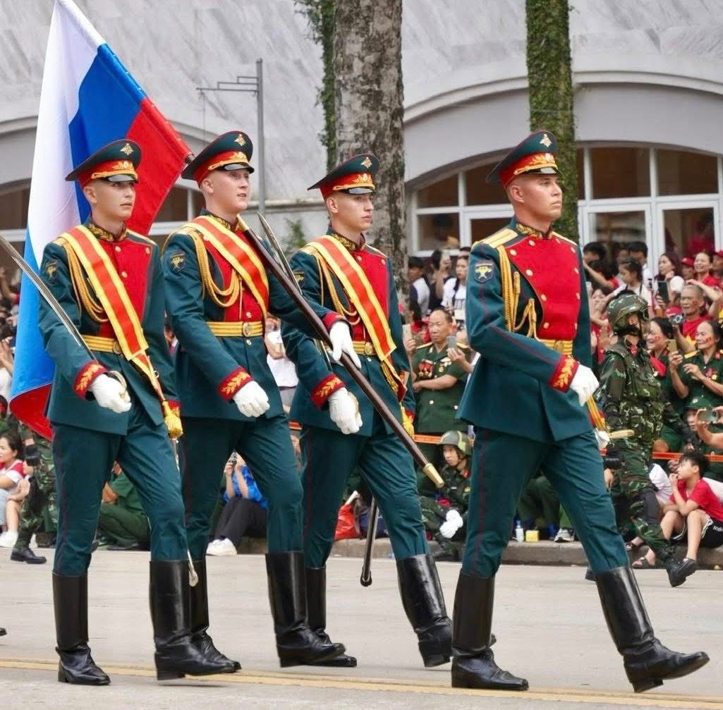 Tham gia diễu binh, diễu hành tại Lễ kỷ niệm 80 năm Cách mạng Tháng Tám và Quốc khánh 2/9, đội hình quân đội Nga đã để lại ấn tượng sâu sắc trong lòng những người dân Việt với phong thái trang nghiêm, chuyên nghiệp. (Ảnh: Tổng hợp)