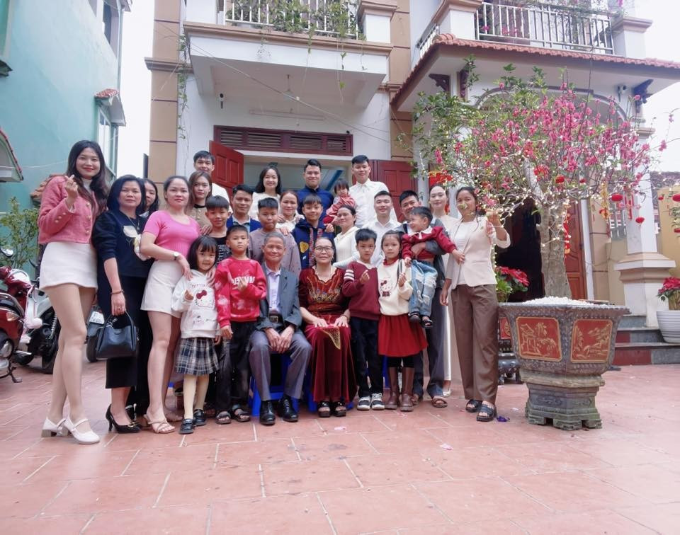 Nhiều bạn trẻ chia sẻ sau khi xem clip, họ chợt nhận ra mình đã quá bận rộn mà quên mất những cái ôm trực tiếp, hay thể hiện tình cảm với ông bà mình. (Ảnh: Tổng hợp)