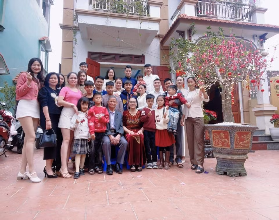 Nhiều bạn trẻ chia sẻ sau khi xem clip, họ chợt nhận ra mình đã quá bận rộn mà quên mất những cái ôm trực tiếp, hay thể hiện tình cảm với ông bà mình. (Ảnh: Tổng hợp)