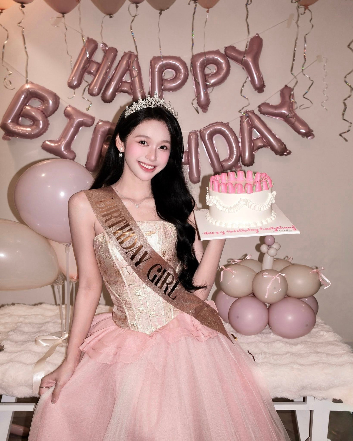 Trong không gian được trang trí ngập tràn bong bóng màu hồng pastel ngọt ngào, với phông nền chữ "HAPPY BIRTHDAY" ấn tượng, Karty Chang (tên thật là Nguyễn Thị Thảo Trang) đã hóa thân thành một nàng công chúa bước ra từ chuyện cổ tích. (Ảnh: FBNV)