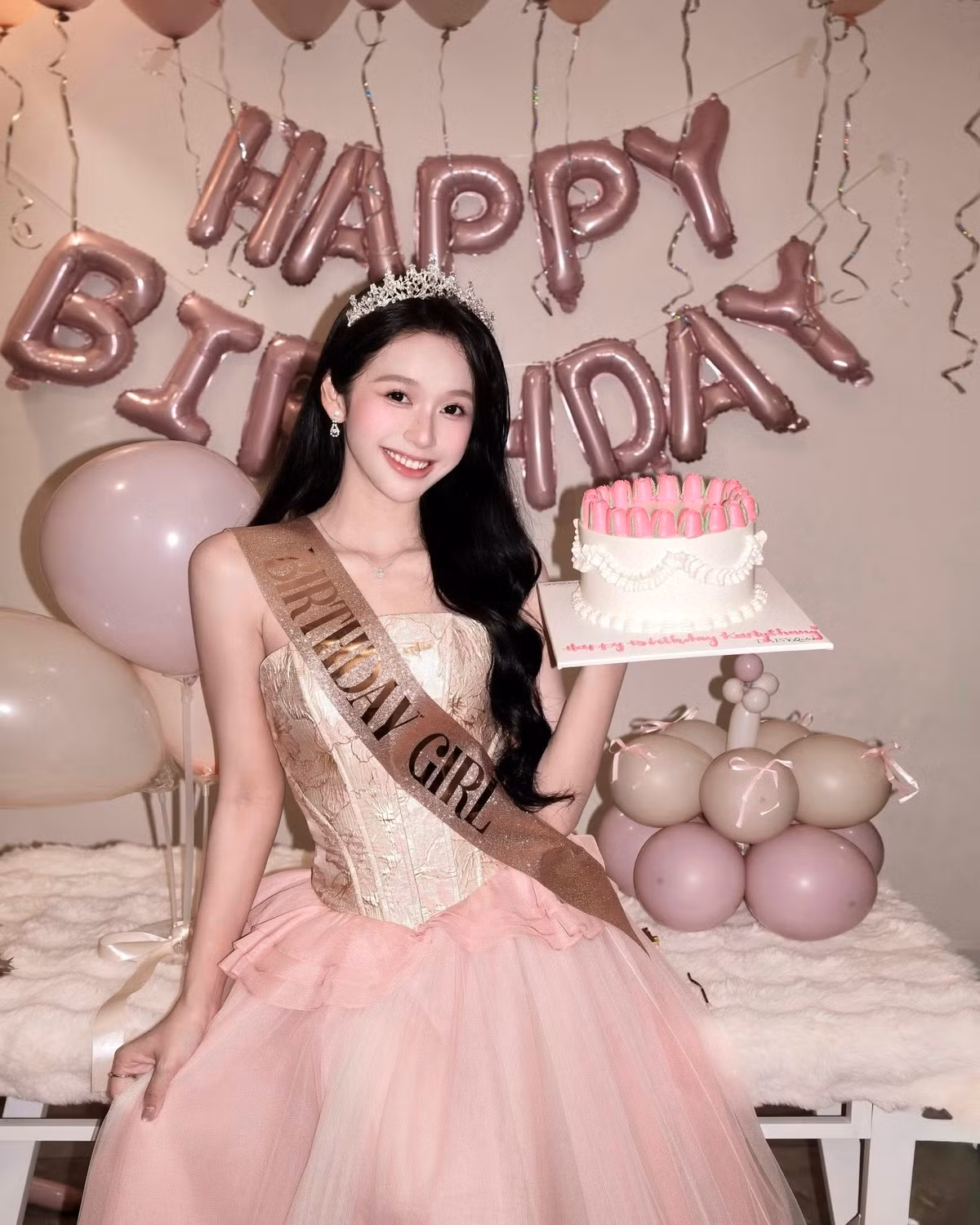 Trong không gian được trang trí ngập tràn bong bóng màu hồng pastel ngọt ngào, với phông nền chữ "HAPPY BIRTHDAY" ấn tượng, Karty Chang (tên thật là Nguyễn Thị Thảo Trang) đã hóa thân thành một nàng công chúa bước ra từ chuyện cổ tích. (Ảnh: FBNV)