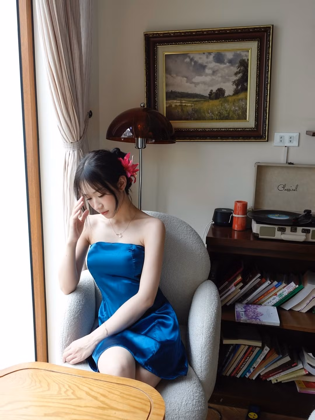 Tông xanh ngọc thanh lịch kết hợp với kiểu váy quây tối giản khiến tổng thể vừa dịu dàng vừa sang trọng, đồng thời tôn lên làn da trắng sứ của cô nàng.