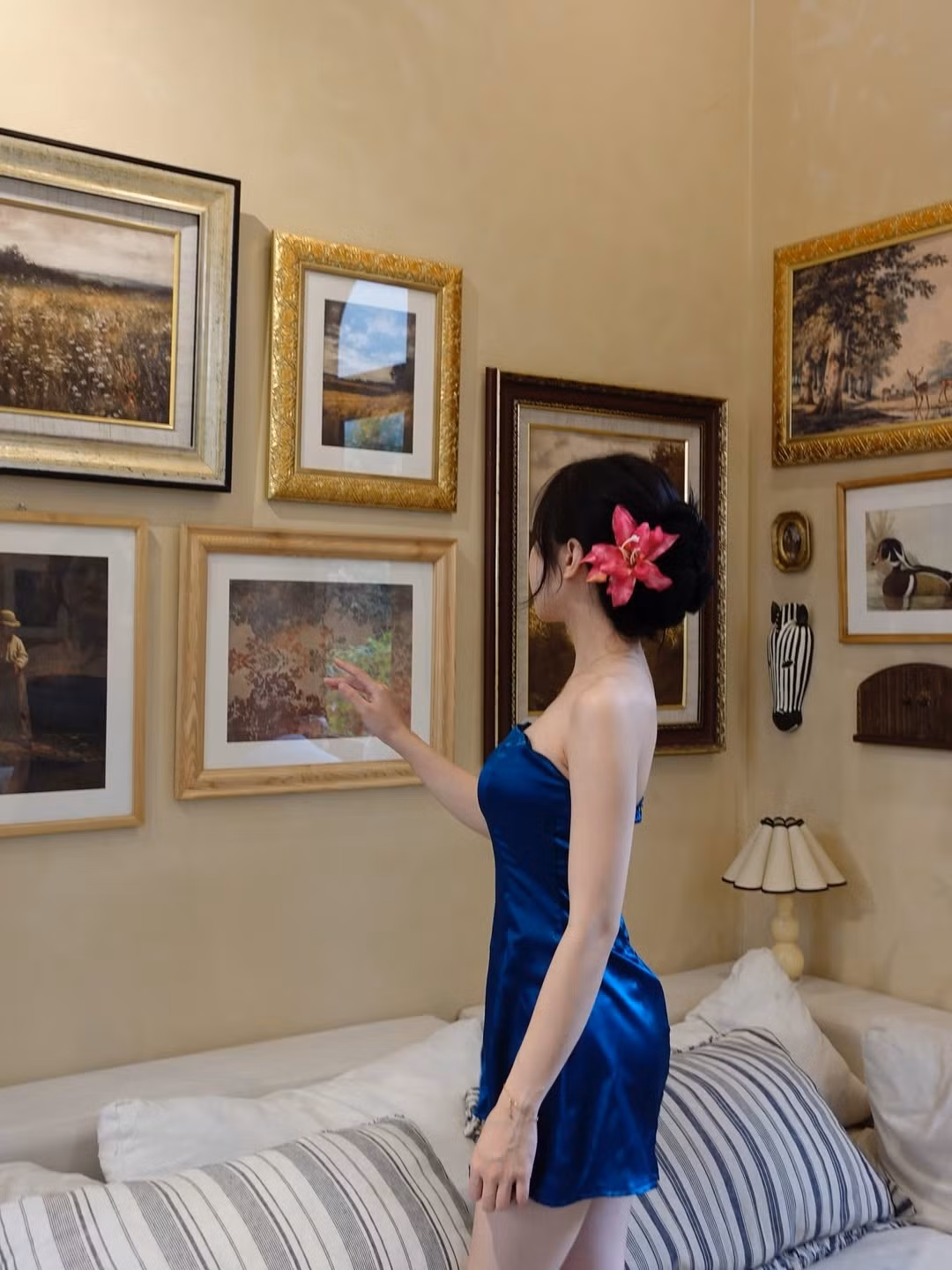 Mỗi lần xuất hiện, Lan Anh đều khiến fan “mê mệt” không chỉ bởi nhan sắc mà còn nhờ khả năng biến hóa linh hoạt trong từng outfit. Dù là váy lụa, trang phục vintage hay phong cách tối giản thường ngày, cô nàng luôn giữ được “chất riêng” khiến ai cũng phải ngoái nhìn.