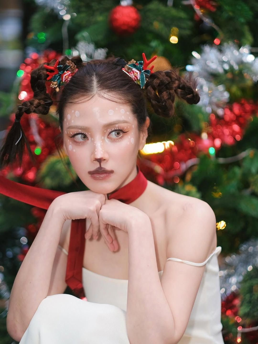 Điểm nhấn chiếm trọn "spotlight" trong bộ ảnh chính là lối trang điểm vô cùng độc đáo. Baifern đã khéo léo sử dụng layout makeup tông nâu cam ấm áp, kết hợp với những chấm trắng nhỏ trên gò má và trán để mô phỏng hình ảnh chú tuần lộc. (Ảnh: IGNV)