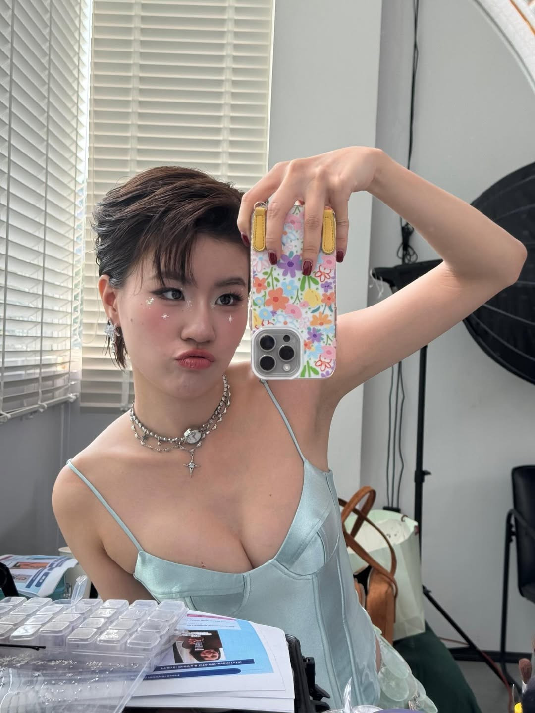 Trong loạt ảnh được chia sẻ, Pháo diện một chiếc áo hai dây dáng corset màu xanh mint nhẹ nhàng, thiết kế cổ chữ V sâu, khéo léo tôn lên vòng một đầy đặn và quyến rũ. (Ảnh: IGNV)