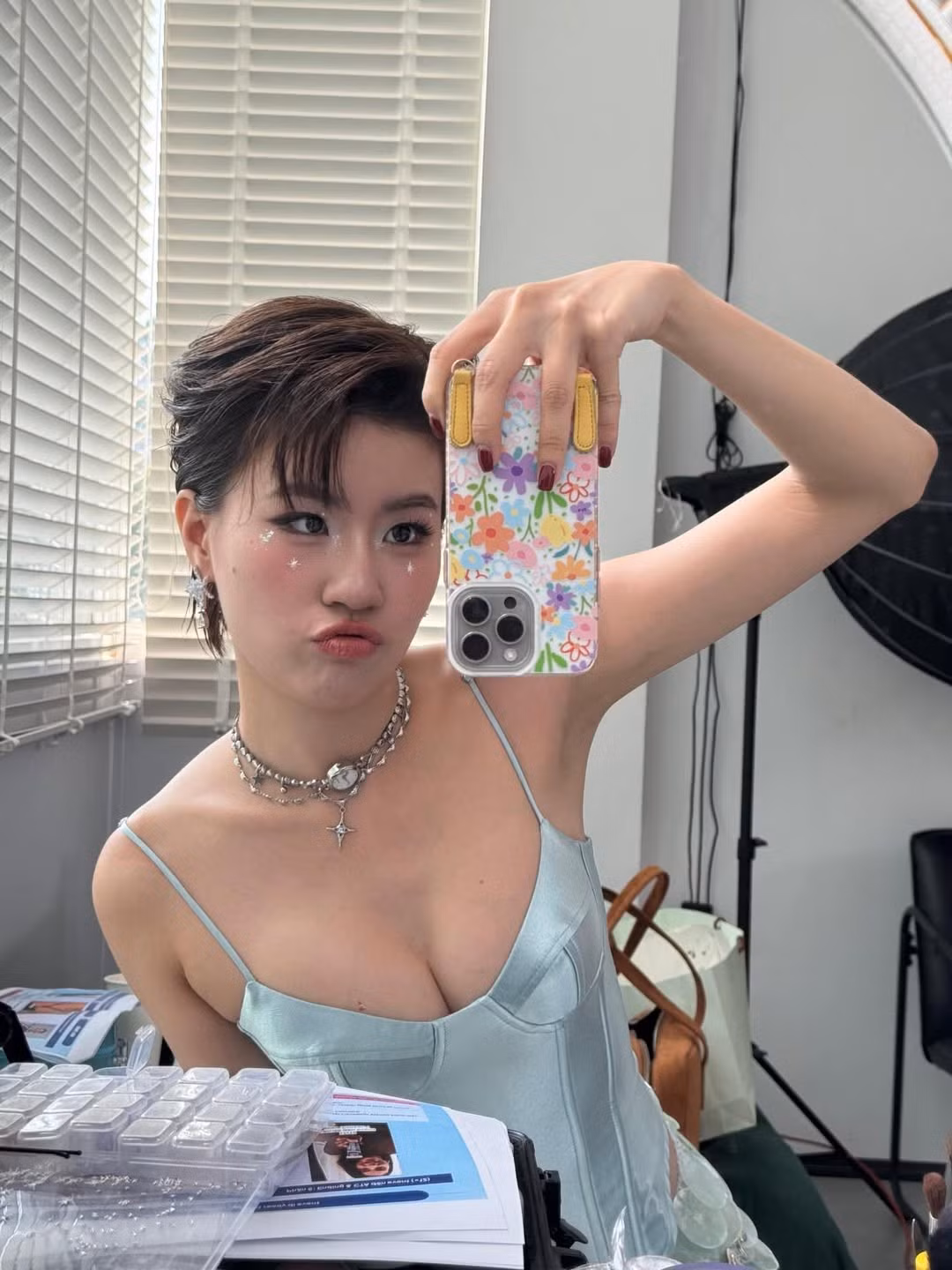 Trong loạt ảnh được chia sẻ, Pháo diện một chiếc áo hai dây dáng corset màu xanh mint nhẹ nhàng, thiết kế cổ chữ V sâu, khéo léo tôn lên vòng một đầy đặn và quyến rũ. (Ảnh: IGNV)