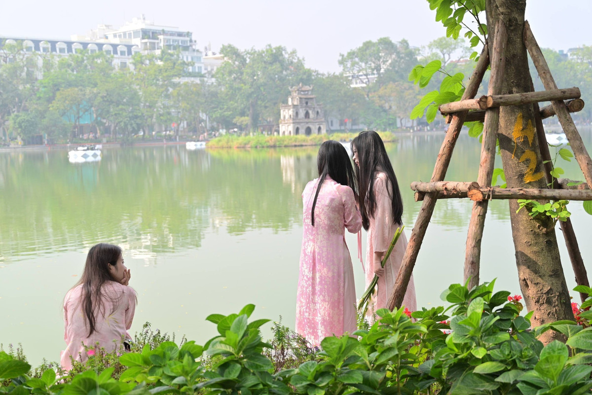 Hình ảnh các cô gái Việt dịu dàng trong trang phục truyền thống bên cạnh hồ Gươm lộng lẫy đã tạo nên một ấn tượng khó quên trong lòng du khách.