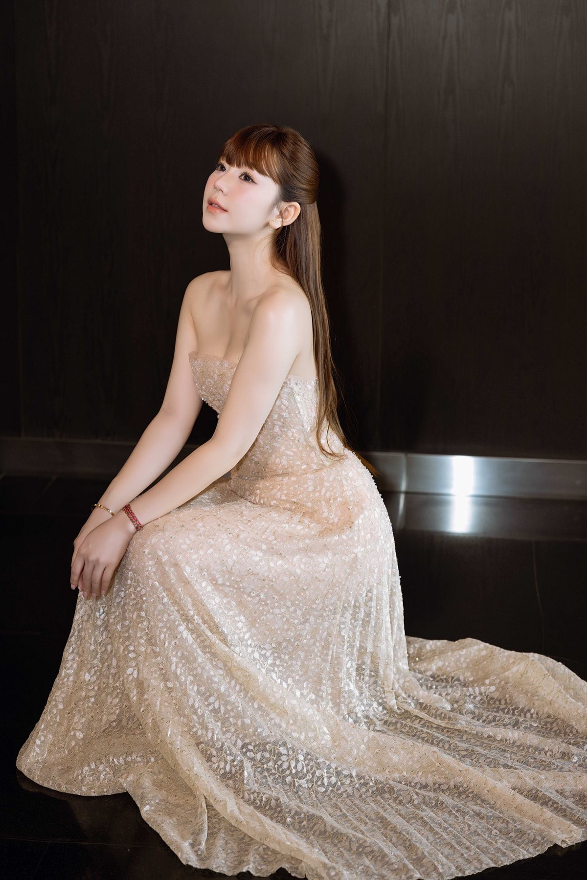 Điểm nhấn trong lần xuất hiện này của Quỳnh Kool là mái tóc dài được uốn xoăn nhẹ, kết hợp cùng phần mái thưa mang đến vẻ đẹp vừa ngọt ngào, nữ tính, vừa hiện đại.