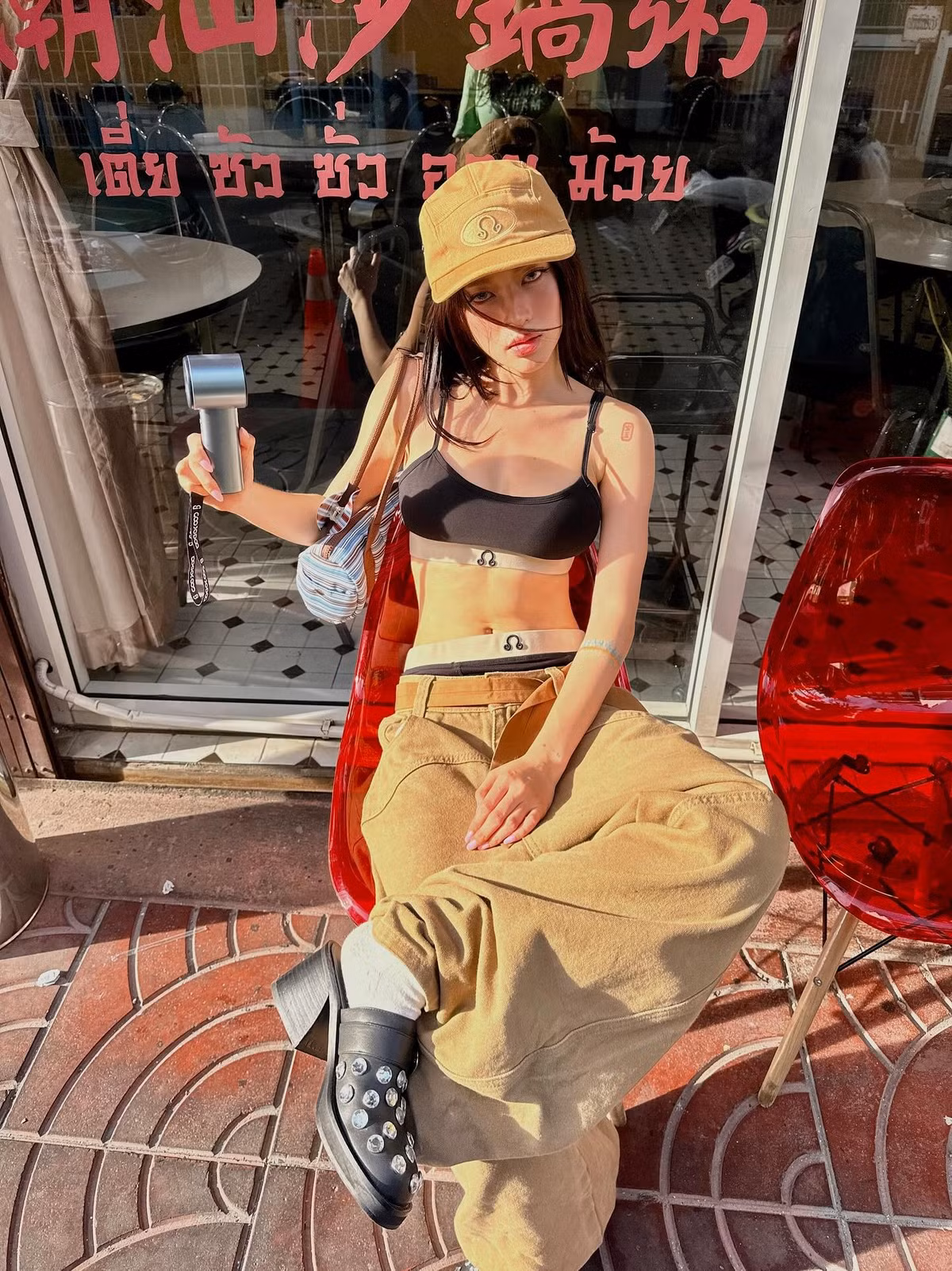 Ngoài visual xinh đẹp, sắc sảo, gu thời trang siêu phá cách và cá tính của cô bạn chính là điểm thu hút nhất. Mỗi lần cô nàng lên đồ đều khiến netizen rần rần xin địa chỉ để sở hữu những món đồ đó. (Ảnh: @nruburn)