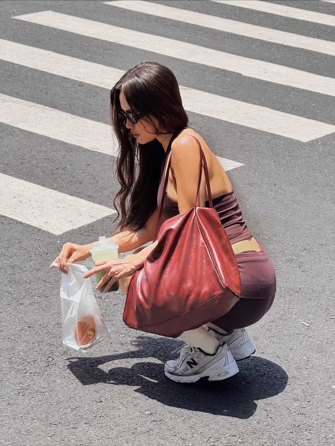 Chiếc quần legging ngắn ôm sát giúp cô khoe trọn đôi chân săn chắc cùng vòng ba căng đầy, tạo nên tổng thể quyến rũ và đầy sức sống. (Ảnh: IGNV)