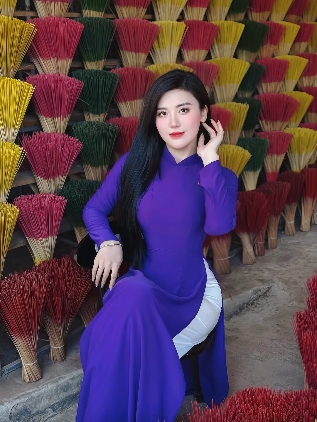 Loạt ảnh hóa thân thành "nàng thơ xứ Huế" của hot girl Bạch Huyền Trang đã nhận được vô số lời khen ngợi từ cộng đồng mạng: "U mê vẻ đẹp này quá", "dịu dàng như nước"...