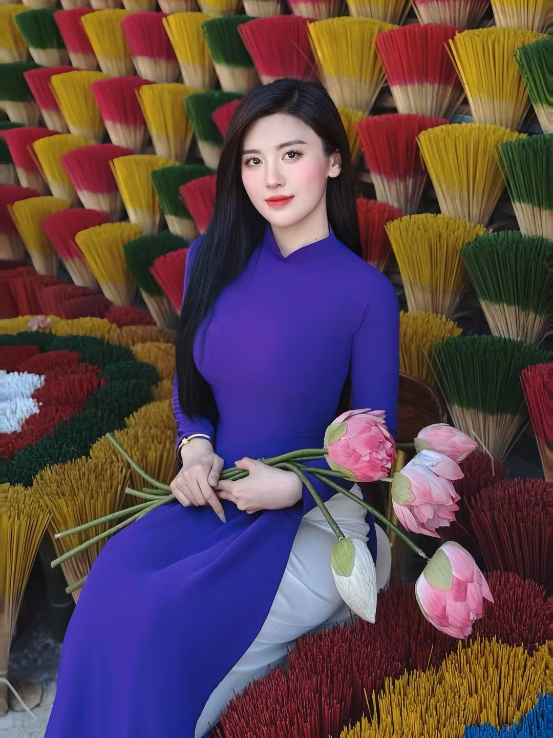 Bạch Huyền Trang (sinh năm 1996 - Nghệ An) từng được biết đến với những biệt danh như "hot girl trường Luật", "crush quốc dân" nhờ vẻ ngoài xinh đẹp, ngọt ngào. Cô nàng thu về cho mình lượng người theo dõi khá lớn trên mạng xã hội, mỗi bài đăng đều thu hút rất nhiều sự chú ý.