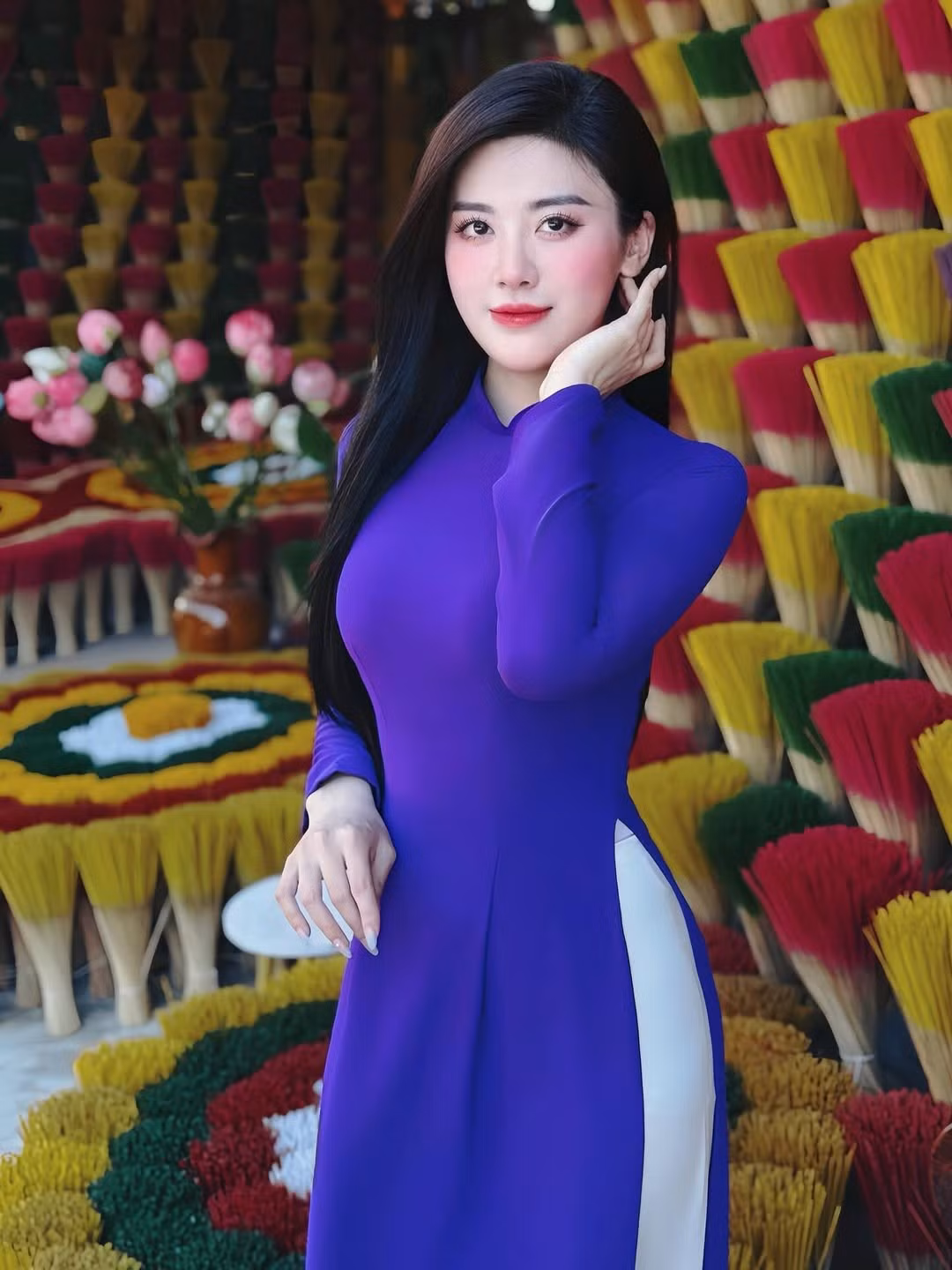 Vẻ đẹp của Huyền Trang trong tà áo dài không chỉ là sự hòa quyện giữa nét hiện đại và truyền thống mà còn thể hiện sự trân trọng những giá trị văn hóa. Cô đã thành công trong việc khắc họa hình ảnh một cô gái Việt Nam vừa xinh đẹp, tri thức lại vừa mang đậm bản sắc dân tộc.